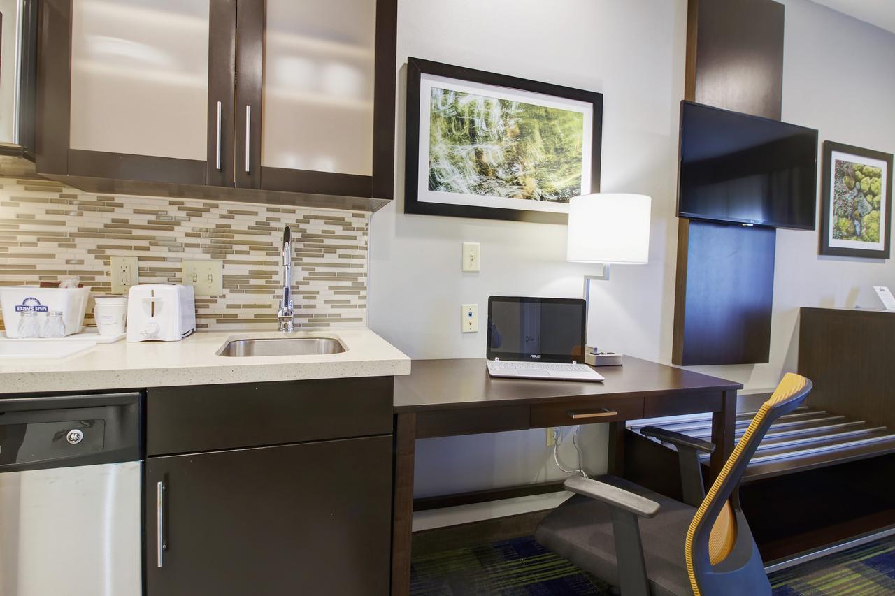 Days Inn & Suites By Wyndham Port Arthur Esterno foto